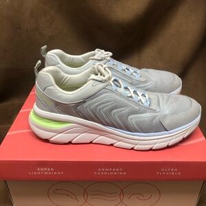 Gently worn (3-4 times) Easy Spirit Marliss2 walking shoe